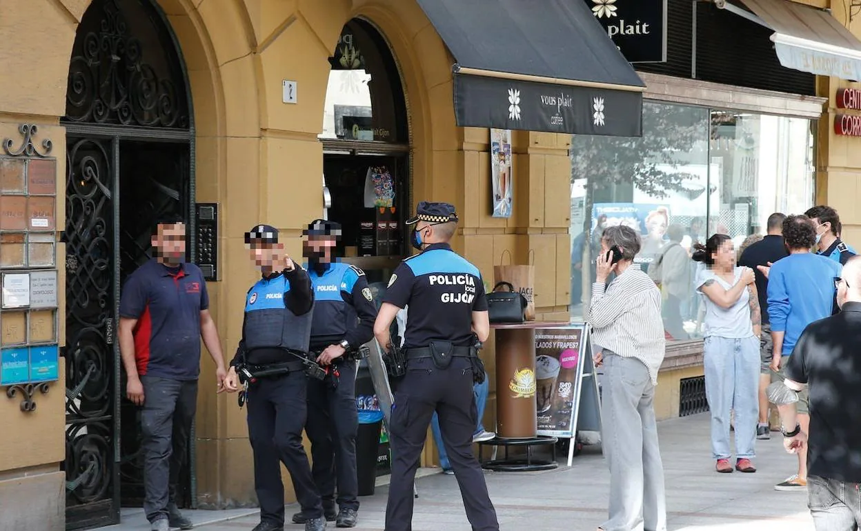 Agentes de Policía Local de Gijón en la calle Asturias, donde saltó la alarma del escape de gas.