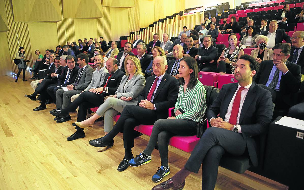 Asistentes a la entrega de premios celebrada en el Centro Polivalente de Lugones. 