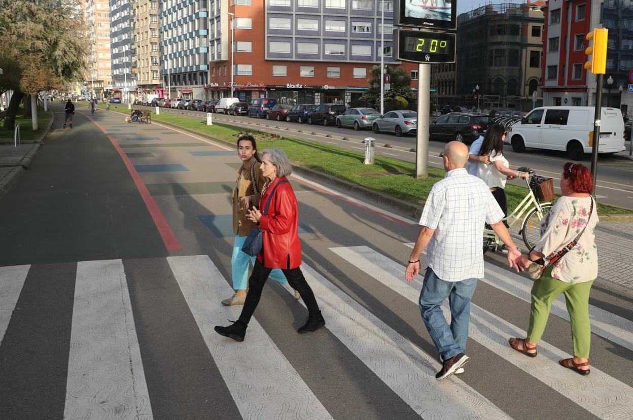 Varias personas, ayer, pasan por la zona del Muro conocida como el 'cascayu'.