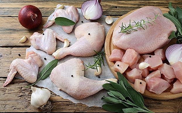 El pollo no debe lavarse porque podría extender bacterias