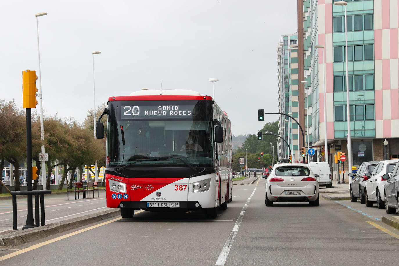 La sentencia contra el 'cascayu' y su posible e inminente reapertura al tráfico de vehículos no deja indiferentes ni a peatones ni a conductores ni a ciclistas. La incertidumbre de la situación judicial a la espera del depósito de la fianza por parte de Stop Muro también se traslada a la ciudadanía, que tendrá que esperar unos días para saber si podrá seguir caminando o corriendo por el 'cascayu'.