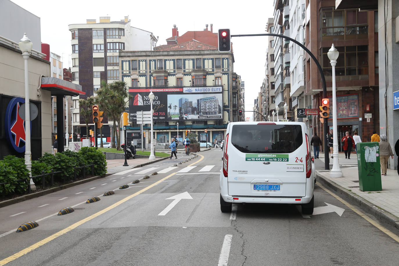 La sentencia contra el 'cascayu' y su posible e inminente reapertura al tráfico de vehículos no deja indiferentes ni a peatones ni a conductores ni a ciclistas. La incertidumbre de la situación judicial a la espera del depósito de la fianza por parte de Stop Muro también se traslada a la ciudadanía, que tendrá que esperar unos días para saber si podrá seguir caminando o corriendo por el 'cascayu'.