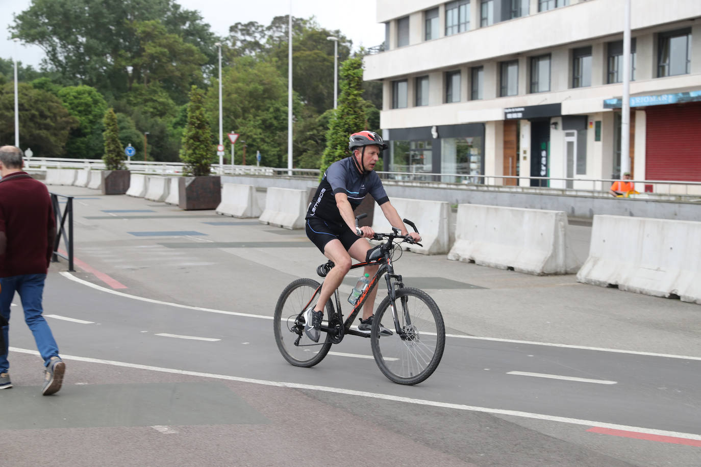 La sentencia contra el 'cascayu' y su posible e inminente reapertura al tráfico de vehículos no deja indiferentes ni a peatones ni a conductores ni a ciclistas. La incertidumbre de la situación judicial a la espera del depósito de la fianza por parte de Stop Muro también se traslada a la ciudadanía, que tendrá que esperar unos días para saber si podrá seguir caminando o corriendo por el 'cascayu'.