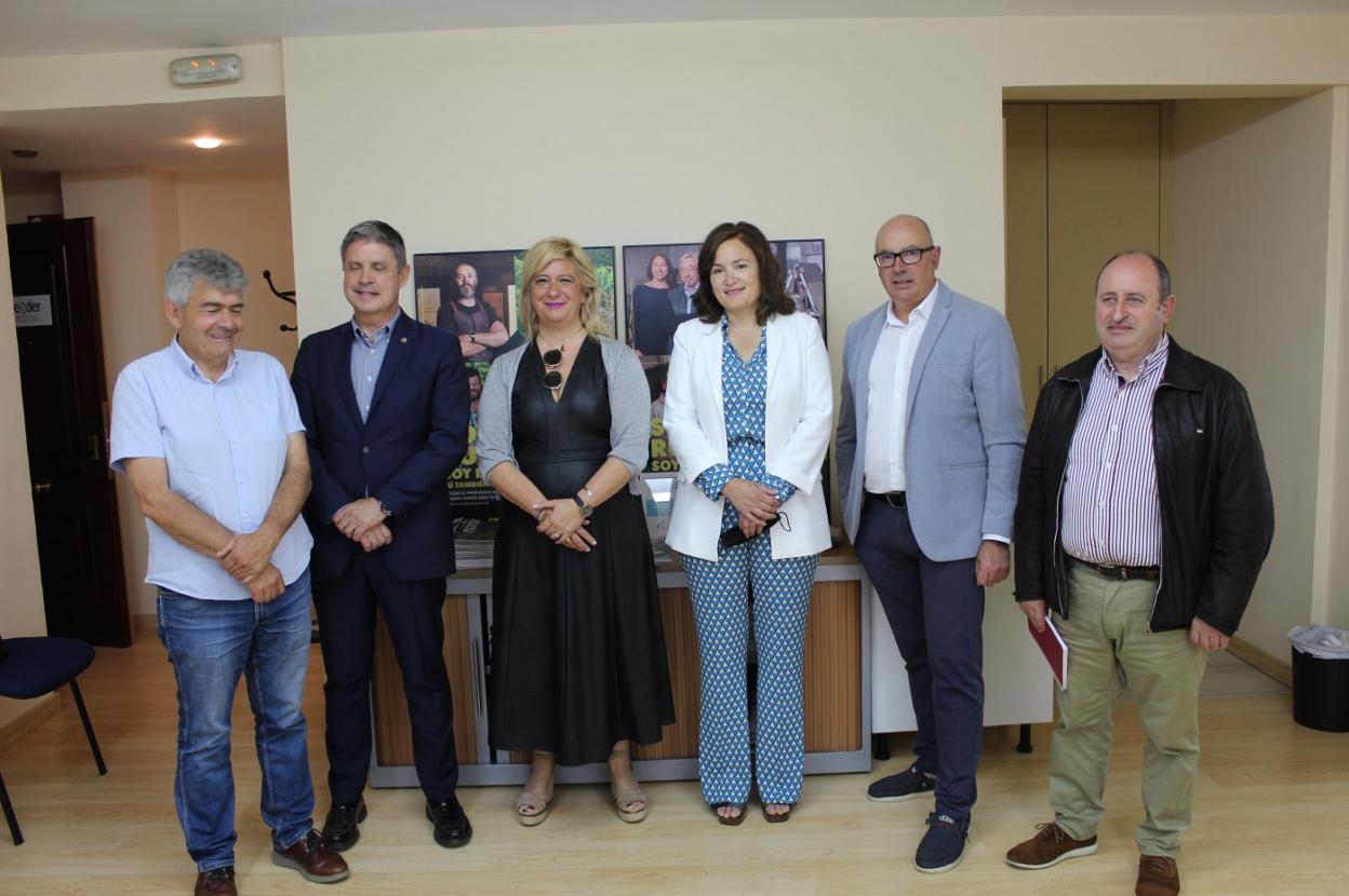 Leire Díez (tercera por la izquierda) se reunió con autoridades asturianas ayer, en Oviedo. 