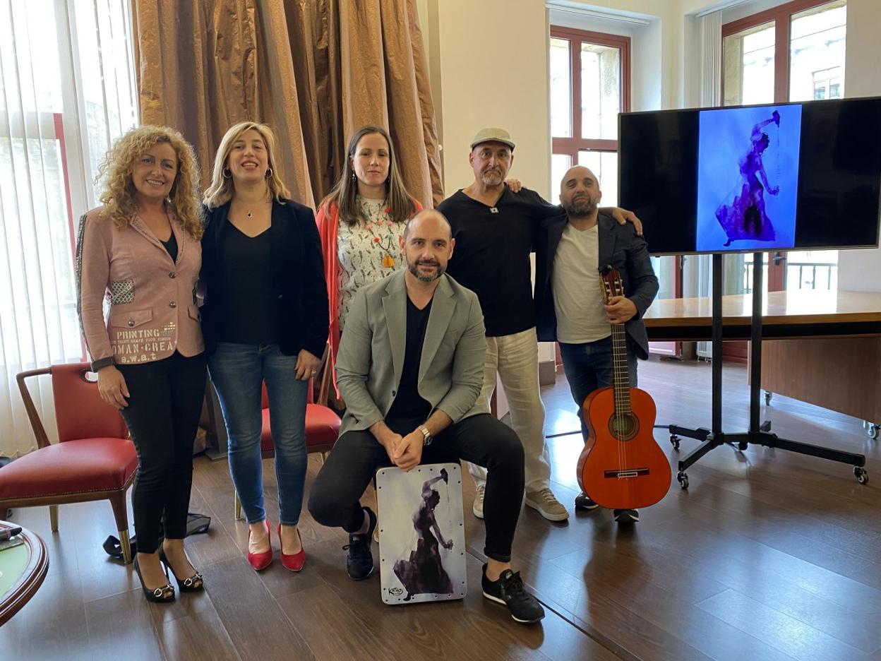 Francis Ligero, rodeado de amigos, en la presentación del videoclip. 