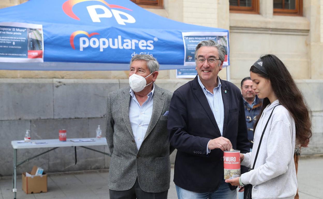 Pablo González hace una aportación a Stop Muro en presencia de Manuel Robledo