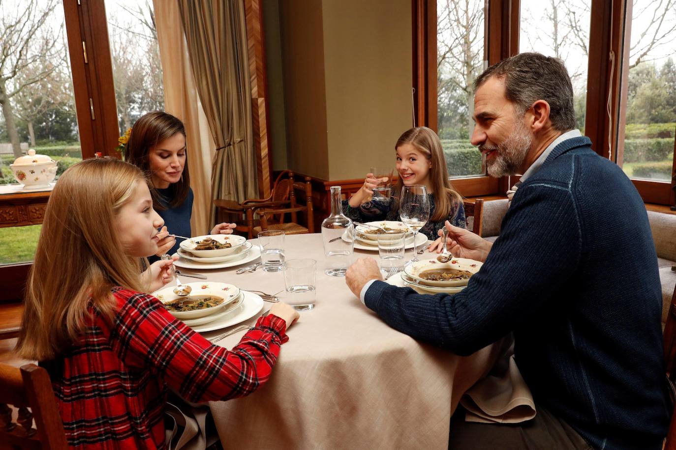 La Familia Real almuerza en el Palacio de la Zazuela.
