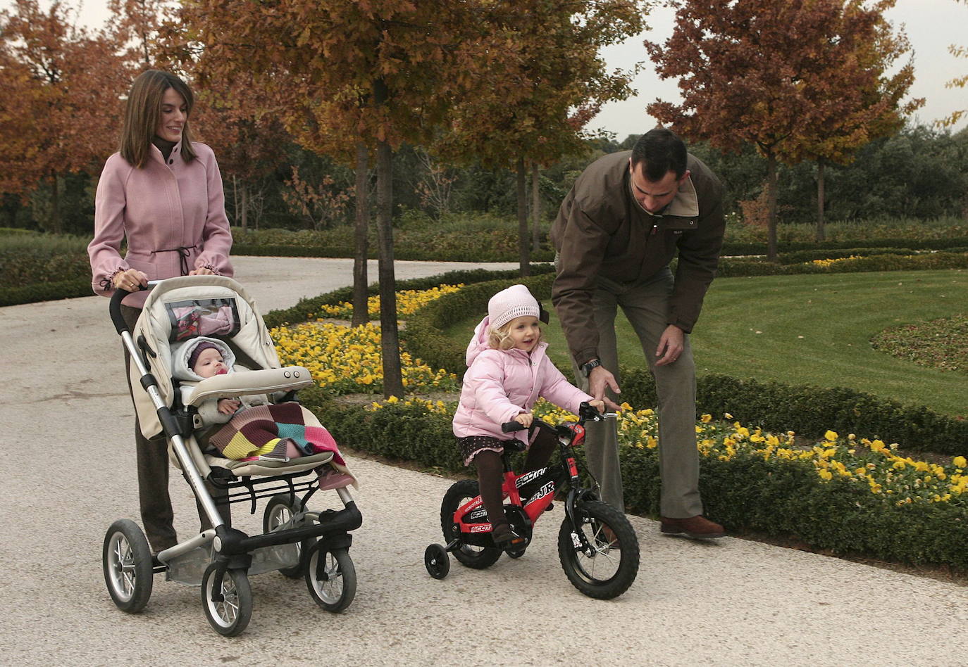 Los Reyes pasean en Zarzuela junto a sus hijas. La Infanta Sofía nace en 2006.
