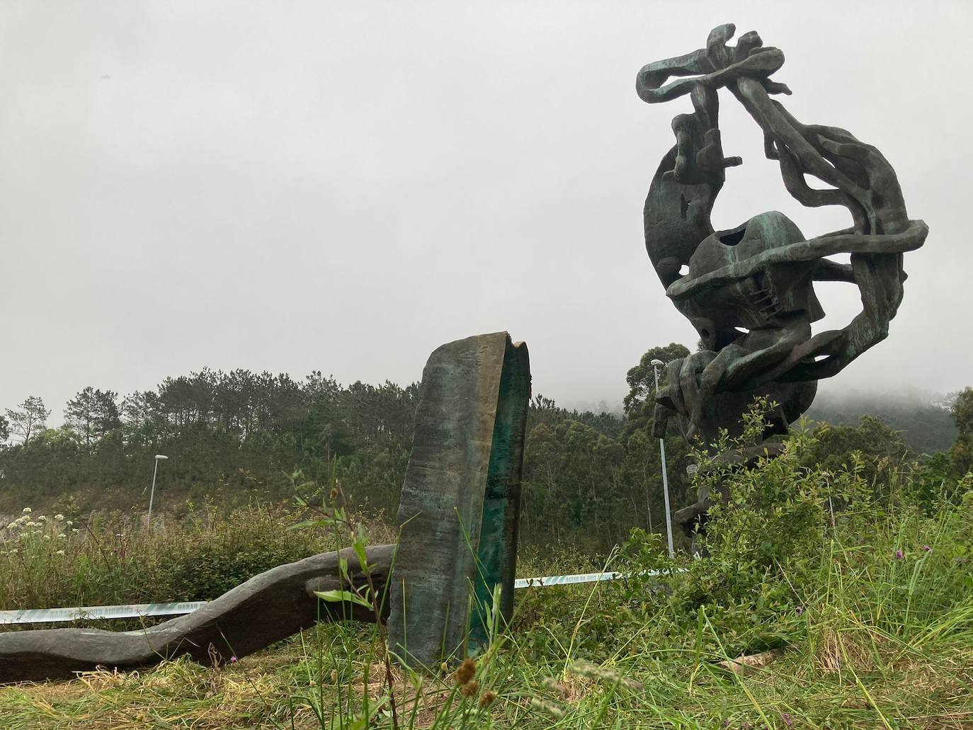 Fotos: Intentan robar una escultura metálica de Miguel Ángel Lombardía en Cudillero
