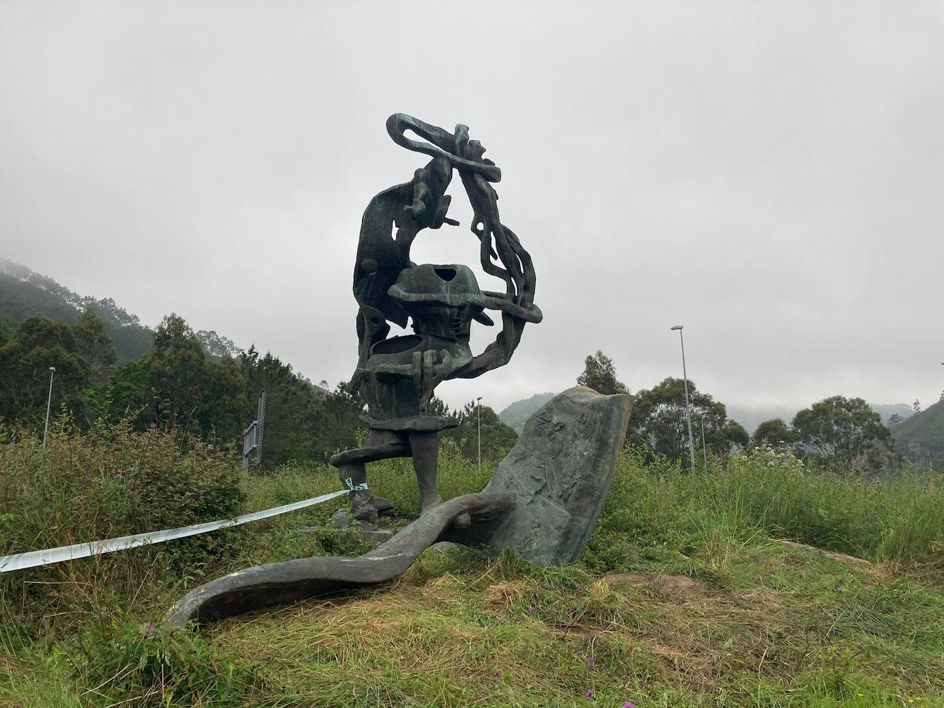 Fotos: Intentan robar una escultura metálica de Miguel Ángel Lombardía en Cudillero