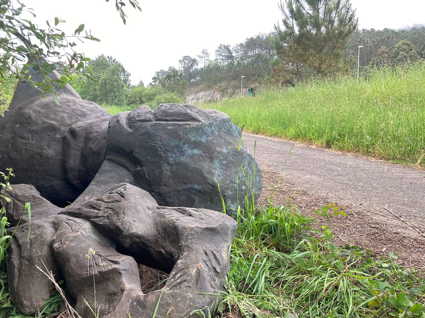 Fotos: Intentan robar una escultura metálica de Miguel Ángel Lombardía en Cudillero