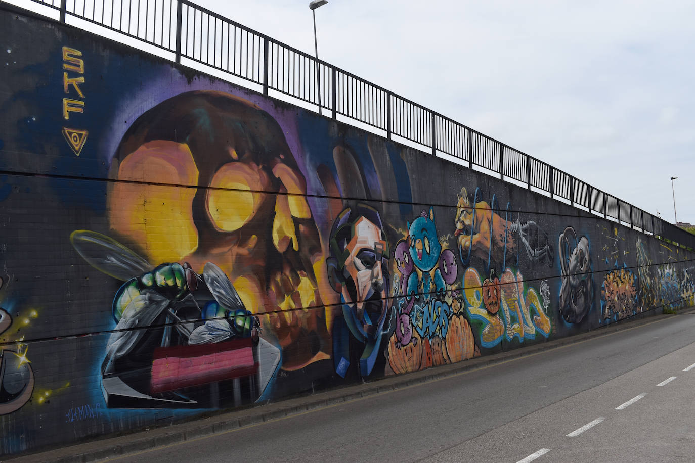 Algunas calles de Gijón se han convertido en un museo al aire libre en el que disfrutar de grafitis artísticos. Algunas de estas pinturas, muchas alejadas del vandalismo, son ya un elemento más del paisaje urbano. Sin embargo, no gustan a todo el mundo 