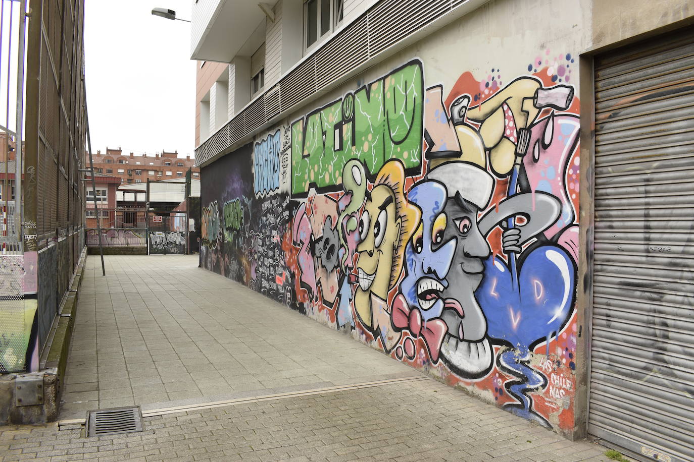 Algunas calles de Gijón se han convertido en un museo al aire libre en el que disfrutar de grafitis artísticos. Algunas de estas pinturas, muchas alejadas del vandalismo, son ya un elemento más del paisaje urbano. Sin embargo, no gustan a todo el mundo 