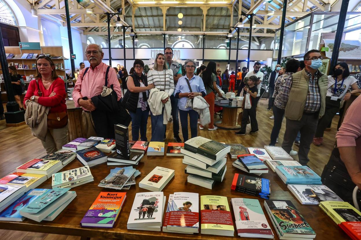 Asistentes, ayer, a LibrOviedo, que superó las 10.000 visitas en esta edición en Trascorrales.