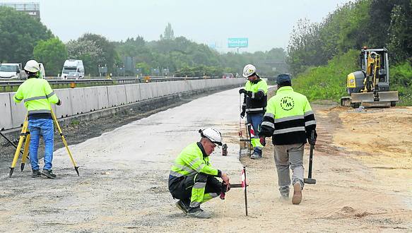 Topógrafos y obreros colocando las picas. 