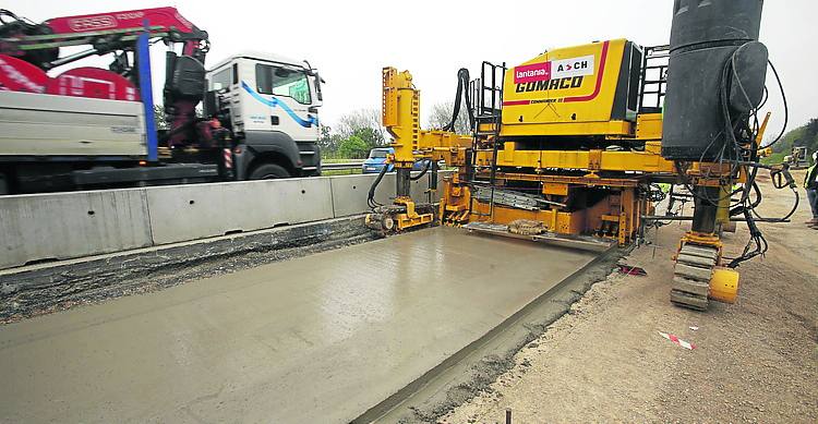 Hormigón magro fresco y extendido tras el paso de la máquina. 