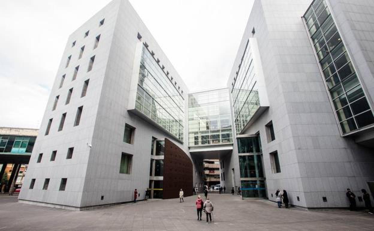 El acusado de matar a un preso en la cárcel de Asturias reconoce los hechos y asume 10 años de prisión