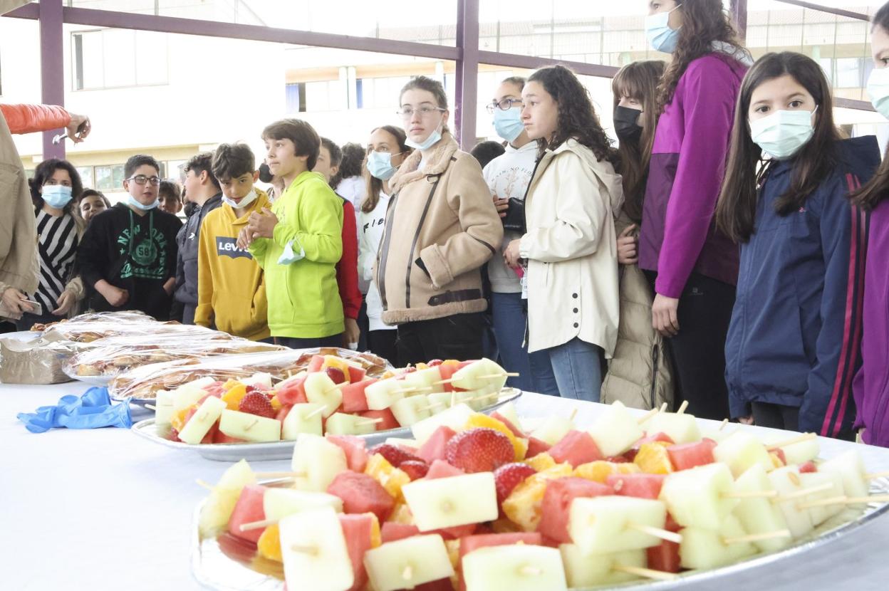 Los estudiantes que participaron en el desayuno saludable en la pista cubierta IES Llanera. 