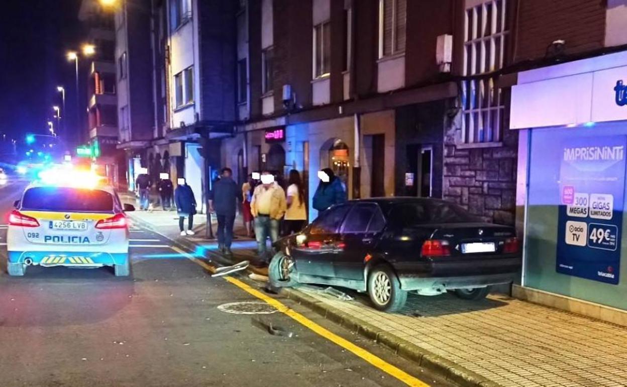 Uno de los vehículos se subió a la acera en la avenida de Gutiérrez Herrero. 