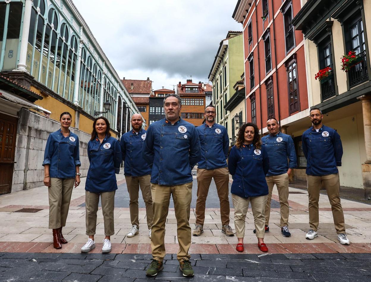 Parte de los cofrades del torto en Oviedo con Carlos Pedrouzo, su presidente, al frente. 
