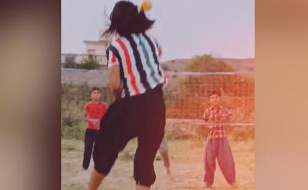 Los hermanos Shehryar y Asfandyar Abbas jugando al voleibol.