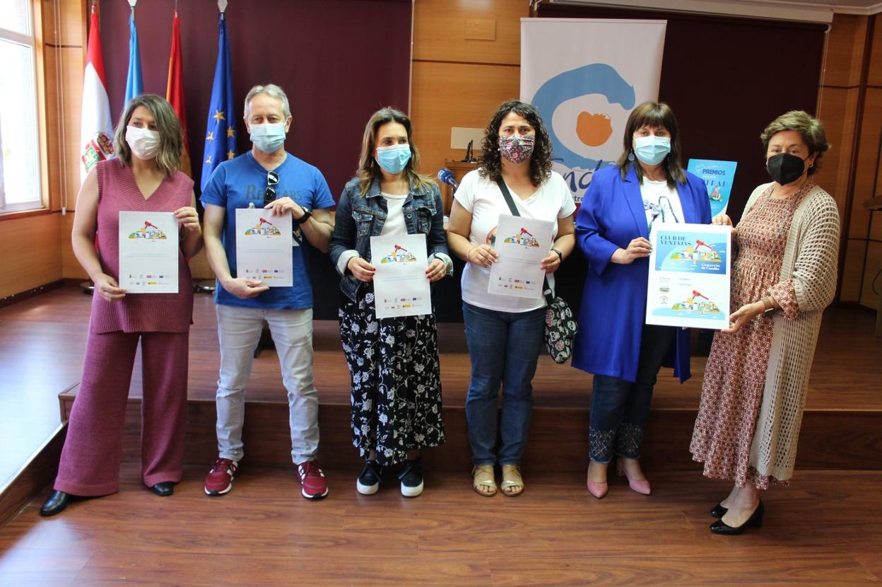 Amelia Fernández y Carmen Moreno posan con representantes de las asociaciones de madres y padres. 