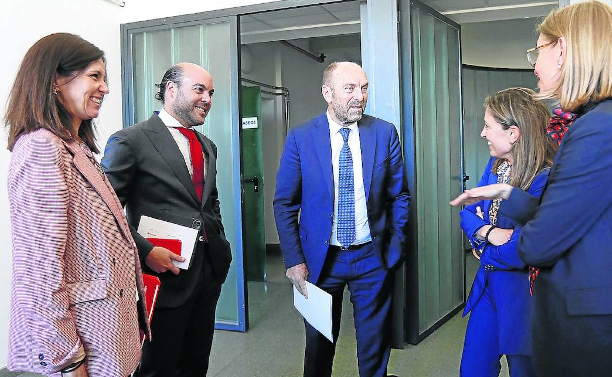 Paz Valdés, Juan Manuel Ballesteros, Juan Cofiño, María Calvo y Eva Pando, antes de la mesa redonda. 
