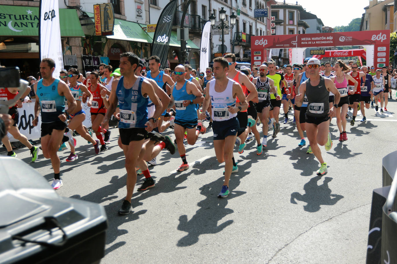 Redouan Nouini y Kautar Boulaid se adjudicaron la victoria en la EdP Media Maratón Ruta de la Reconquista, que volvió a unir deportivamente Cangas de Onís y Covadonga, una de las pruebas más consolidadas del calendario atlético y que volvía después de su ausencia en el programa federativo por la pandemia y un cambio de fechas respecto a la pasada campaña