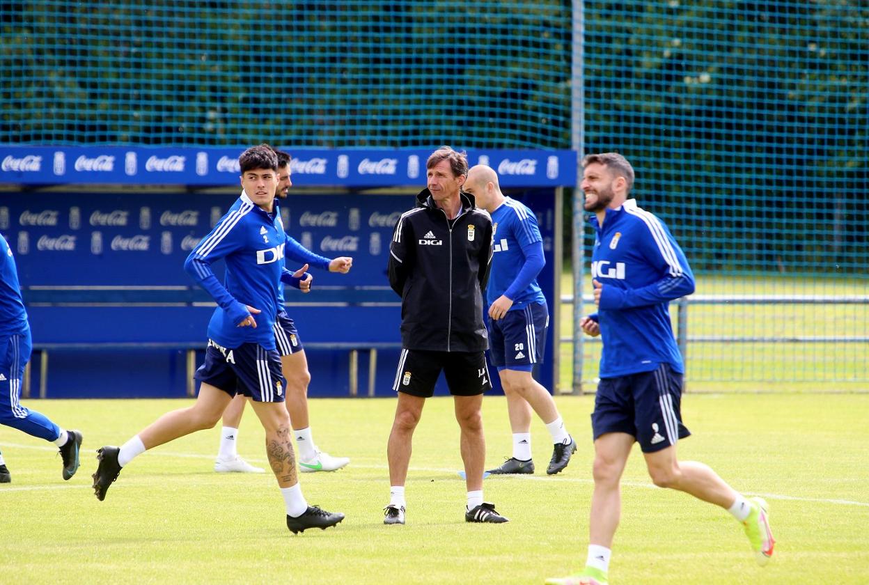 Ziganda observa el entrenamiento de sus discípulos con Hugo Rama y Borja Bastón en primer plano.