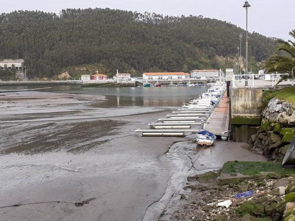 Los lodos y la arena lleva años acumulándose en el puerto de La Arena.