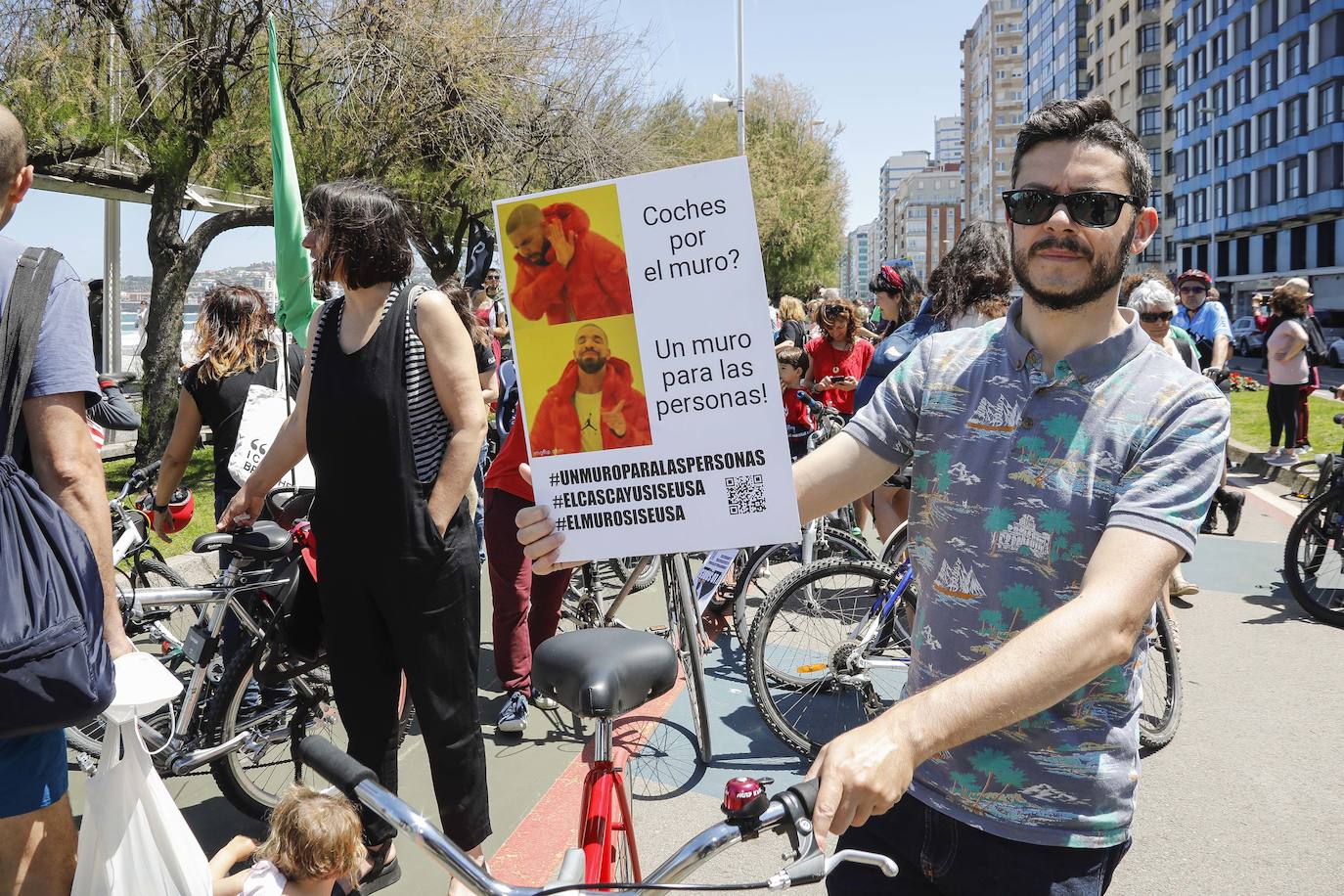 La plataforma ciudadana en defensa de la continuidad del 'cascayu', 'Un Muro para las personas', ha reunido este domingo a más de 200 personas en el espacio peatonal de Gijón, que será revertido en cuanto la asociación Stop Muro deposite el aval judicial de 48.000 euros. Paseantes y ciclistas corearon el lema «menos coches y más cascayu» y disfrutaron de una comida popular, amenizada con la música de la Charanga Ventolín, en el espacio pintado con cuadros de colores desde el verano de 2020. La plataforma lleva recogidas más de 4.000 firmas en apoyo a su manifiesto que destaca «el bajo coste y la sencillez de la implantación inicial » del 'cascayu' y rechaza «una vuelta atrás» del terreno ganado a los coches en el principal paseo marítimo de Gijón. 