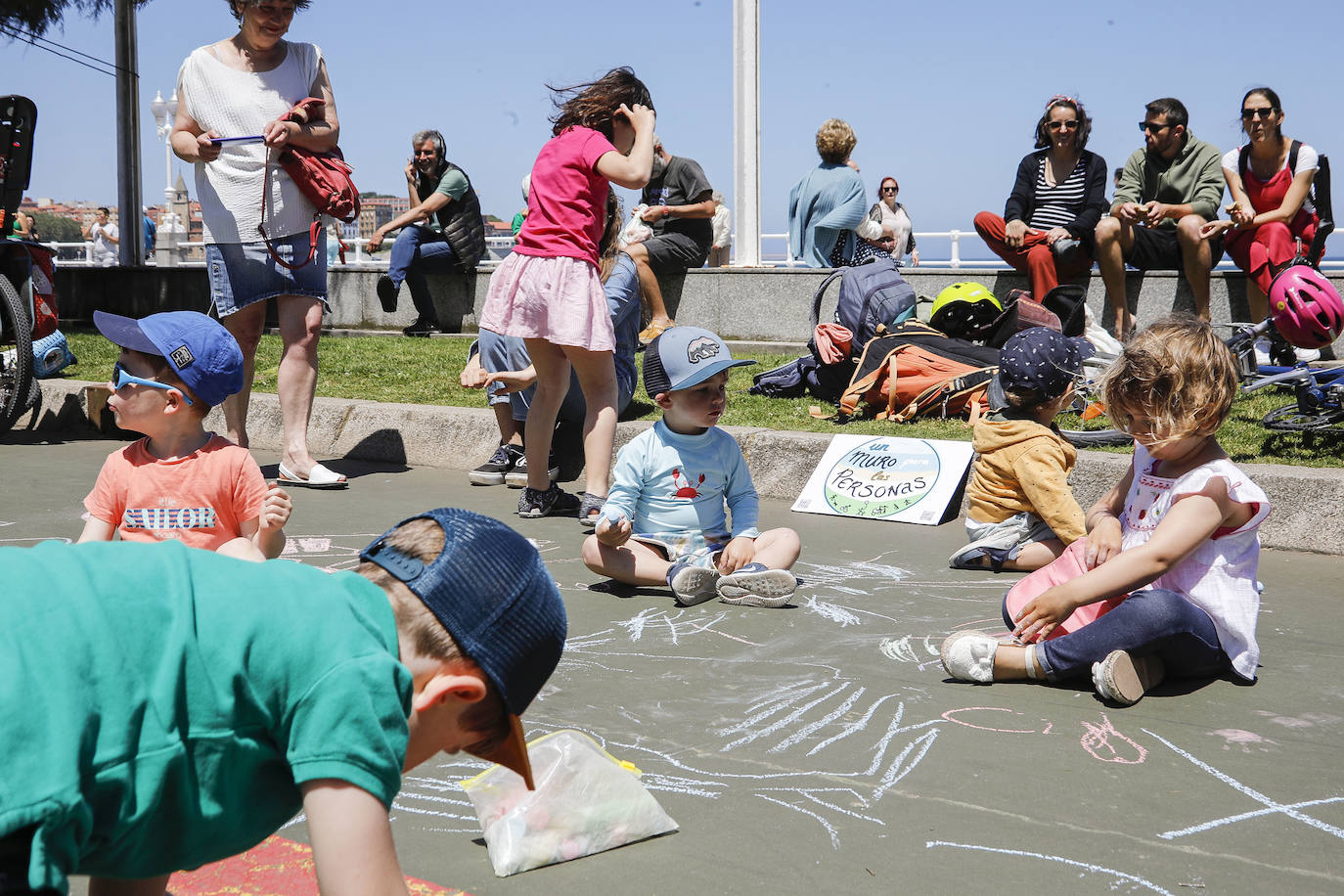 La plataforma ciudadana en defensa de la continuidad del 'cascayu', 'Un Muro para las personas', ha reunido este domingo a más de 200 personas en el espacio peatonal de Gijón, que será revertido en cuanto la asociación Stop Muro deposite el aval judicial de 48.000 euros. Paseantes y ciclistas corearon el lema «menos coches y más cascayu» y disfrutaron de una comida popular, amenizada con la música de la Charanga Ventolín, en el espacio pintado con cuadros de colores desde el verano de 2020. La plataforma lleva recogidas más de 4.000 firmas en apoyo a su manifiesto que destaca «el bajo coste y la sencillez de la implantación inicial » del 'cascayu' y rechaza «una vuelta atrás» del terreno ganado a los coches en el principal paseo marítimo de Gijón. 