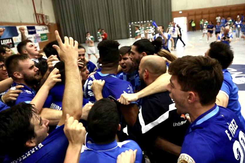 El Unión Finanaciera Base Oviedo logró el ascenso a la División de Honor Plata masculina tras imponerse a primera hora de esta tarde, en el polideportivo de Vallobín, al filial de Anaitasuna de la Liga Asobal, por un apretado resultado de 22-21. De esta forma, Asturias recupera la segunda categoría del balonmano español después de que en la temporada 2017-2018 militase el Grupo Covadonga. 