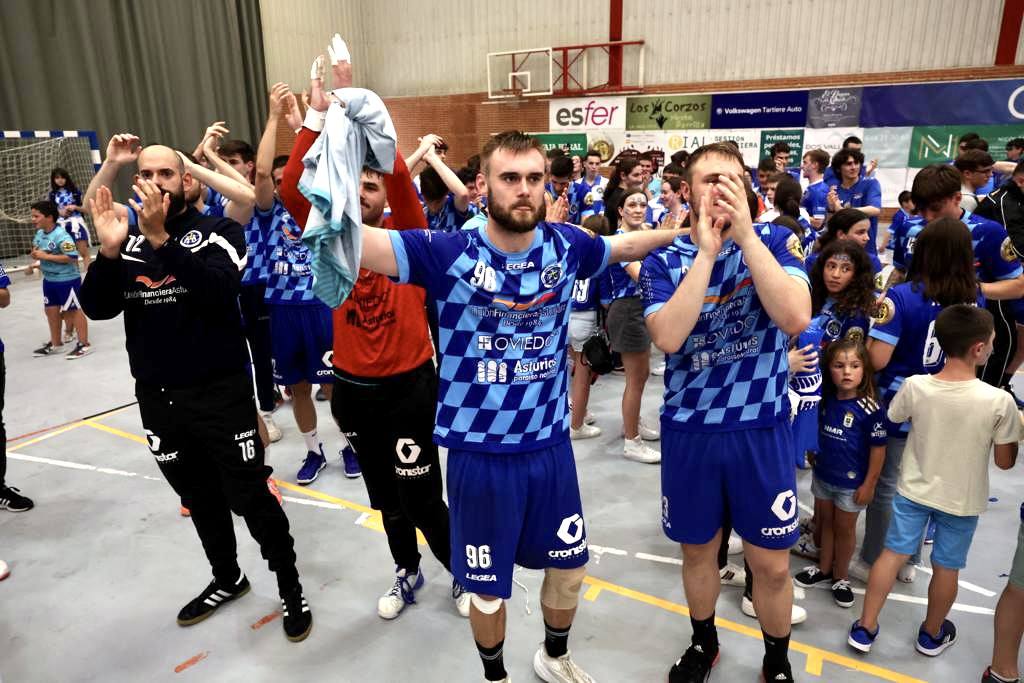 El Unión Finanaciera Base Oviedo logró el ascenso a la División de Honor Plata masculina tras imponerse a primera hora de esta tarde, en el polideportivo de Vallobín, al filial de Anaitasuna de la Liga Asobal, por un apretado resultado de 22-21. De esta forma, Asturias recupera la segunda categoría del balonmano español después de que en la temporada 2017-2018 militase el Grupo Covadonga. 