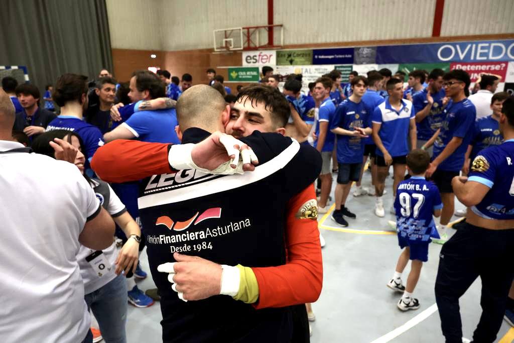 El Unión Finanaciera Base Oviedo logró el ascenso a la División de Honor Plata masculina tras imponerse a primera hora de esta tarde, en el polideportivo de Vallobín, al filial de Anaitasuna de la Liga Asobal, por un apretado resultado de 22-21. De esta forma, Asturias recupera la segunda categoría del balonmano español después de que en la temporada 2017-2018 militase el Grupo Covadonga. 