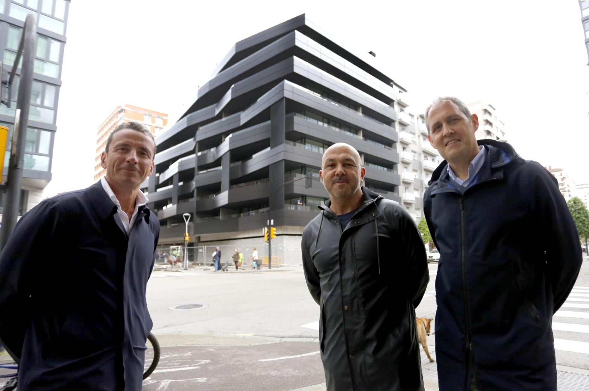 Artífices. El promotor Juan Antonio García (Los Campos) y los arquitectos Juan Ballina y Alejandro Canal, con el singular edificio a sus espaldas. 