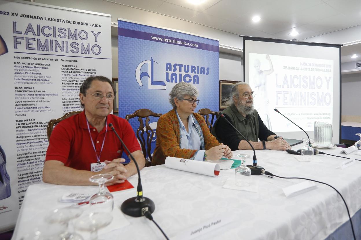 Juanjo Picó, de Europa Laica; la alcaldesa Ana González; y Luis Fernández, de Asturias Laica, en el acto inaugural. 