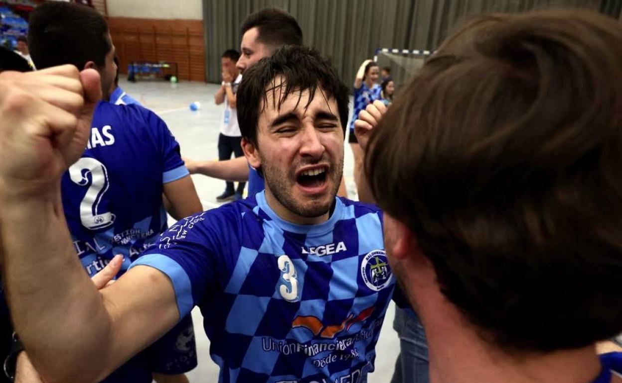 Los jugadores del Unión Finanaciera Base Oviedo celebran el ascenso 