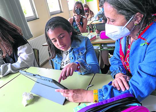  Nayra con Mayte Huerta, la profesora de Pedagogía Terapéutica del centro.