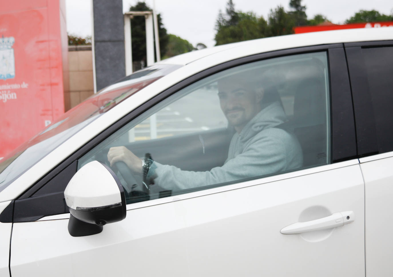El futuro de los jugadores, con varias salidas previstas, empieza a despejarse. Calavera, Kravets, Bogdan, Berto, Nacho Méndez, Jony, Babin, Berrocal, Marc Valiente, Fran Villalba, Aitor... incluso Djuka, con la mano izquierda inmovilizada, llegan a Mareo para reunirse con Rico y Abelardo. 