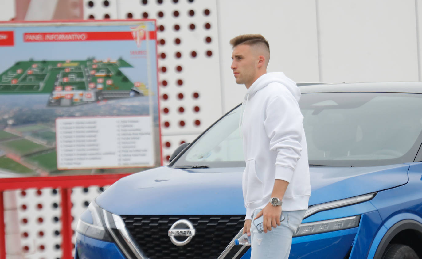 El futuro de los jugadores, con varias salidas previstas, empieza a despejarse. Calavera, Kravets, Bogdan, Berto, Nacho Méndez, Jony, Babin, Berrocal, Marc Valiente, Fran Villalba, Aitor... incluso Djuka, con la mano izquierda inmovilizada, llegan a Mareo para reunirse con Rico y Abelardo. 