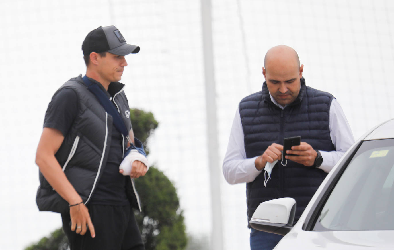 El futuro de los jugadores, con varias salidas previstas, empieza a despejarse. Calavera, Kravets, Bogdan, Berto, Nacho Méndez, Jony, Babin, Berrocal, Marc Valiente, Fran Villalba, Aitor... incluso Djuka, con la mano izquierda inmovilizada, llegan a Mareo para reunirse con Rico y Abelardo. 