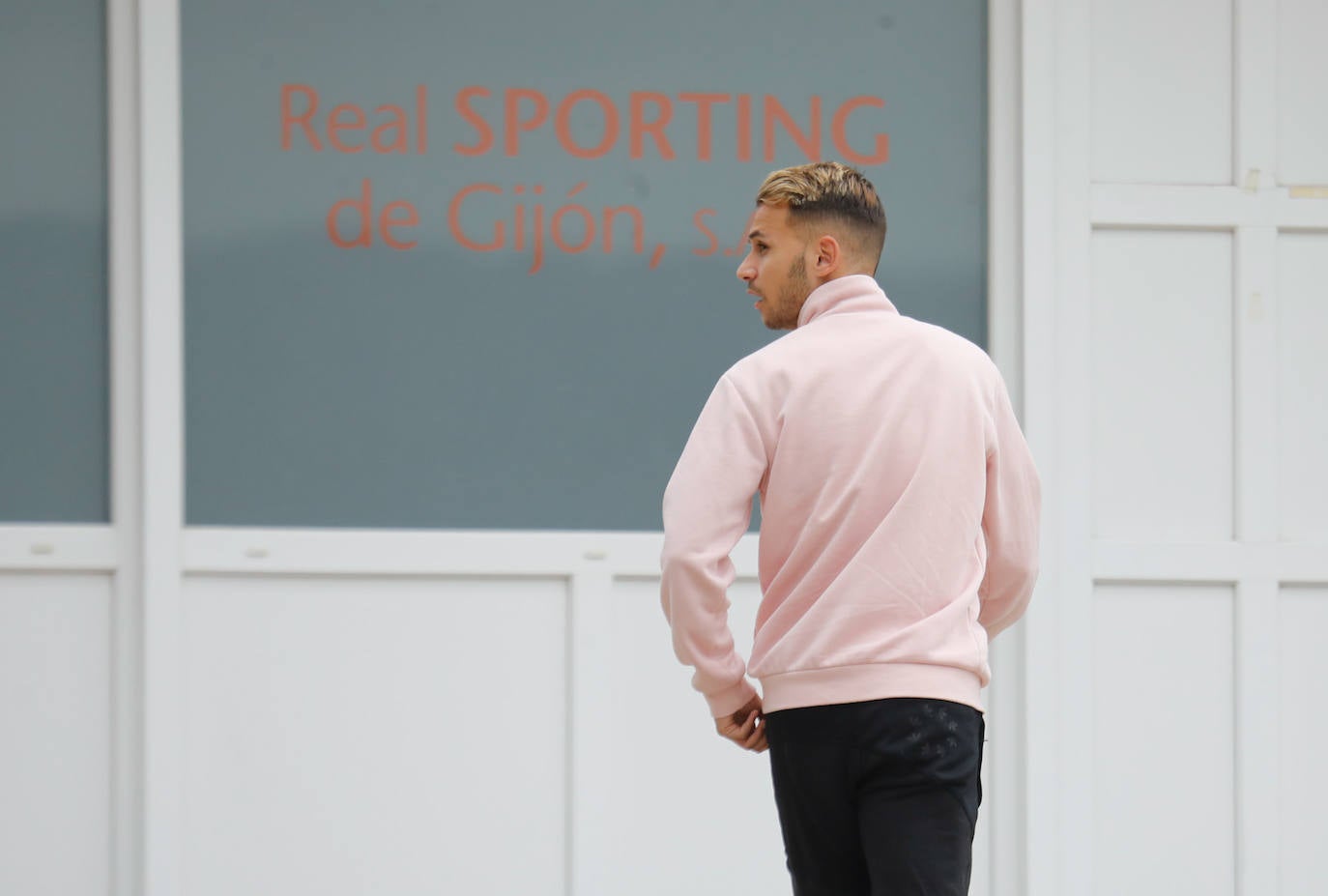 El futuro de los jugadores, con varias salidas previstas, empieza a despejarse. Calavera, Kravets, Bogdan, Berto, Nacho Méndez, Jony, Babin, Berrocal, Marc Valiente, Fran Villalba, Aitor... incluso Djuka, con la mano izquierda inmovilizada, llegan a Mareo para reunirse con Rico y Abelardo. 