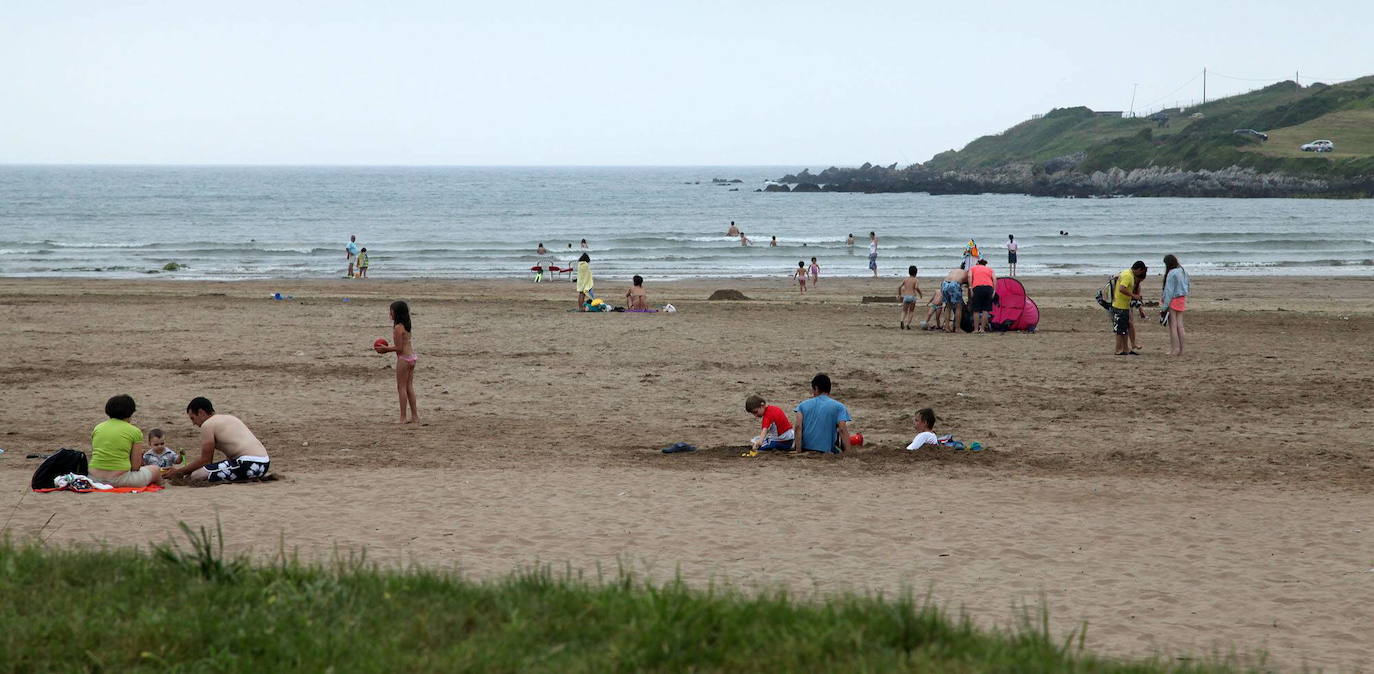 Playa de Bañugues en Gozón: calidad del agua suficiente.