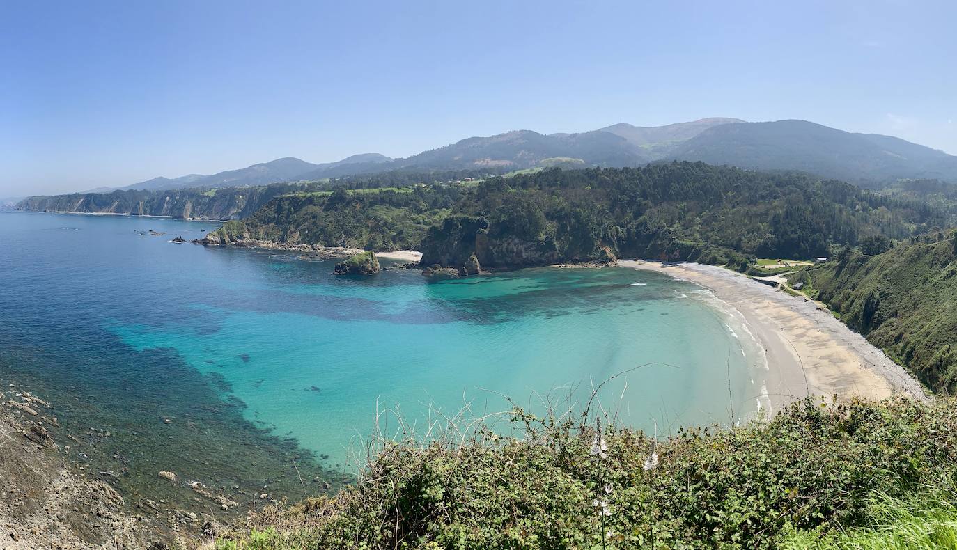 Playa de Cadavedo en Valdés: calidad del agua excelente.