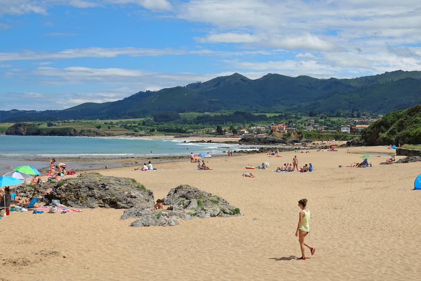 Playa de La Isla (Colunga): calidad del agua excelente tanto en la izquierda como en la derecha.