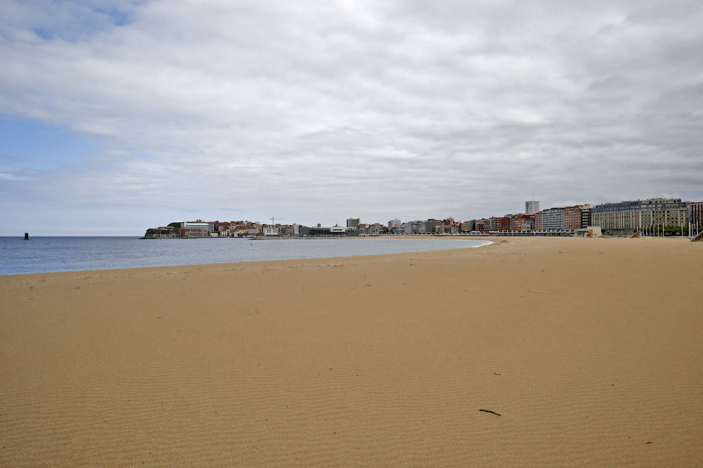 Playa de Poniente en Gijón: calidad del agua excelente tanto a la izquierda como a la derecha.