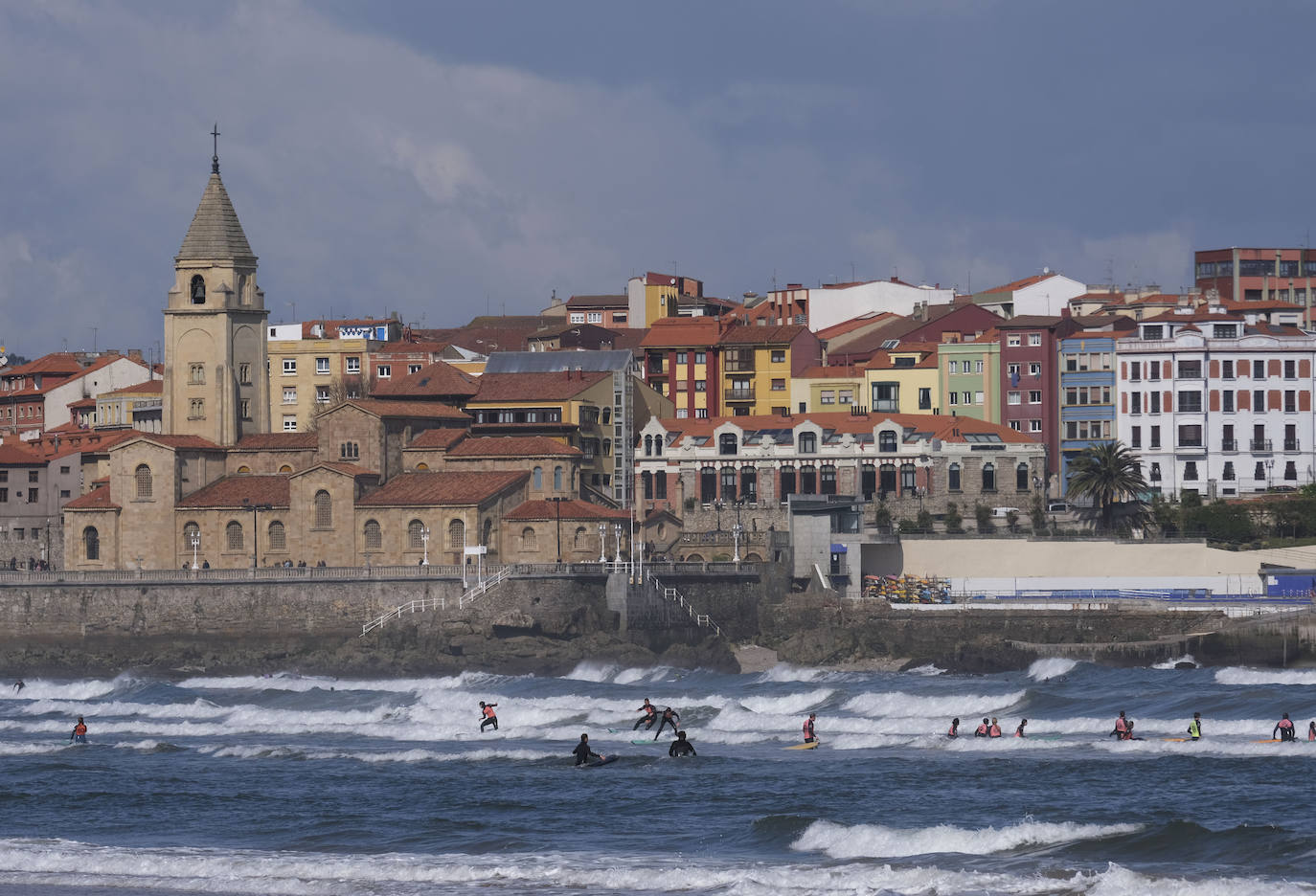 Playa de San Lorenzo en Gijón: calidad del agua excelente excepto en la Escalera 12 que es buena.