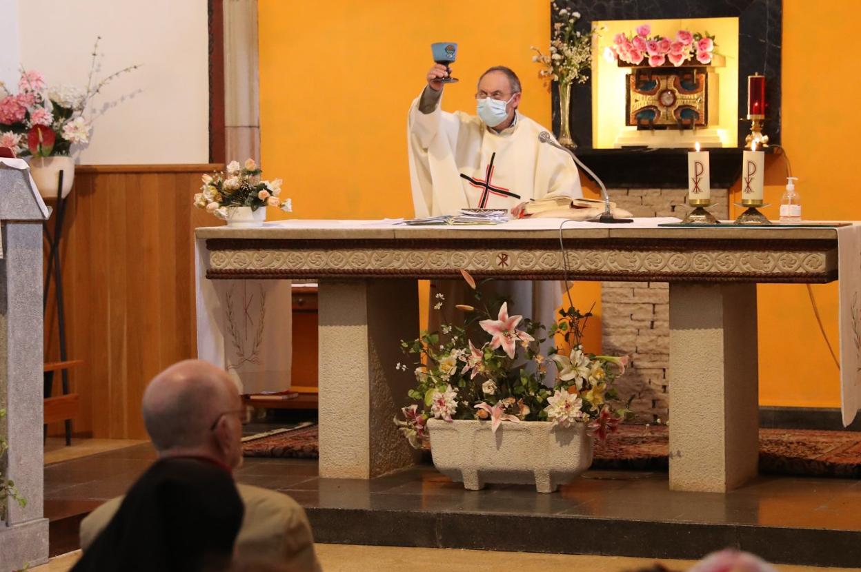 Don Pablo, ayer, durante la misa en Santullano. 