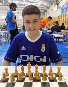Imagen secundaria 2 - Diego Vergara, Patón y Paula, podio de la categoría | Vergara, campeón sub 16 de los Juegos Escolares asturianos. 